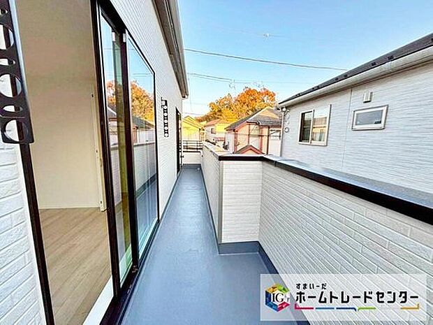 【バルコニー】※B号棟
お天気が晴れの日にはたっぷりの洗濯物やお布団を干せます！たくさん干してもこれなら、洗濯物も早く乾きそうです。１回でお布団などまとめて干せるのも助かりますね♪