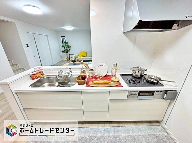 【キッチン】※B号棟
ママさんに人気のある対面式キッチン♪お食事の準備をしながらご家族との会話を楽しめます。リビングにいるご家族の様子が一目で分かるので、小さいお子様がいても安心です。