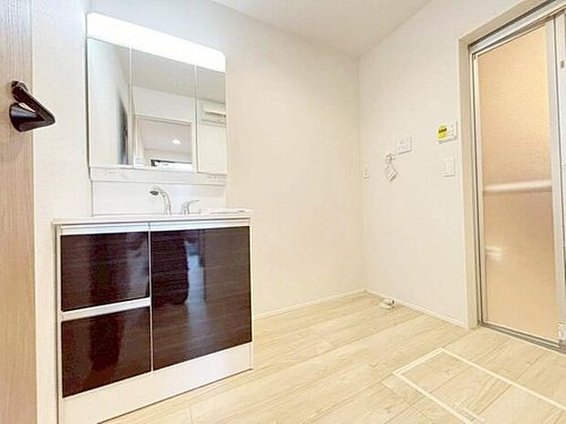 【洗面台・洗面所】明るく清潔感溢れるサニタリースペース。毎日使う場所だからこそ、快適な空間となっております。