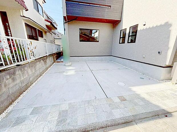 【駐車場】嬉しいコンクリート仕上げのカースペース。雨の日も足元を気にせず外出できます。ご家族の駐輪場としてもお使いいただけます。