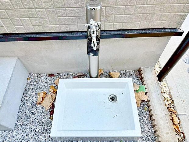 【外水栓】バーベキューなど、お庭でアウトドアを楽しむ方にとっては、外に水栓があれば家の中から水を運び出す手間が省けます。洗車の際にも便利です♪