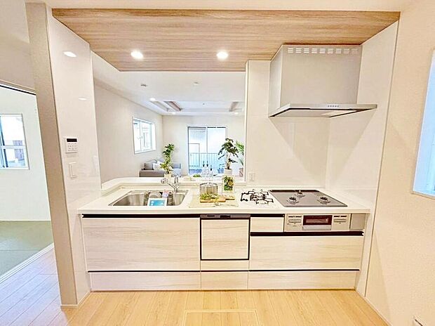 【キッチン】対面式キッチンからは、リビングにいるご家族の様子が一目で分かります。小さいお子様がいても安心です。