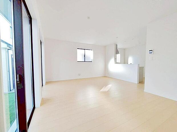 【リビング】家族の一体感を感じられる広々スペース。家族と過ごす時間を大切にする方にぴったりのゆとりの住空間。オフの時間が楽しみになりそうです。