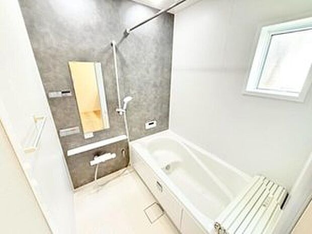 【浴室】毎日の疲れを癒す浴室は１坪タイプです。足を伸ばしてゆっくりとくつろげます。窓があるので、湿気もこもらないのも、うれしいですね♪