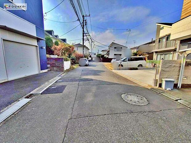 【前面道路含む現地写真】ひとたび扉を開けばそこに待っているのは上質な空間とマイホームでの新生活をイメージさせる優雅なひととき。「この家なら…」ではなく「ここに住みたい♪」と思う感動をお届けいたします。