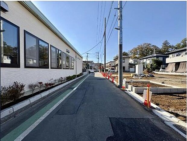 【前面道路含む現地写真】一戸建ての大きなメリットは、「自分の土地」を自由に使えること。好きなペットが飼えるほか、ガーデニングやＤＩＹ、車やバイクの手入れなど様々な趣味を楽しめます♪