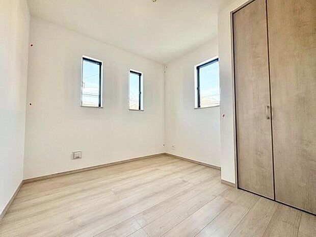 【リビング以外の居室】光が差し込む室内には、穏やかな時間が流れます。休日には、落ち着いた空間で自分の趣味を楽しむのはいかがですか。