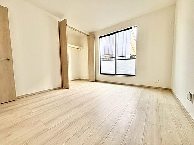 【リビング以外の居室】充分な広さの収納を備え、普段使いの洋服も選ぶのが楽しくなりそう♪採光良好な洋室は、快適空間。プライベートの時間もゆったりお寛ぎ頂けそうです。