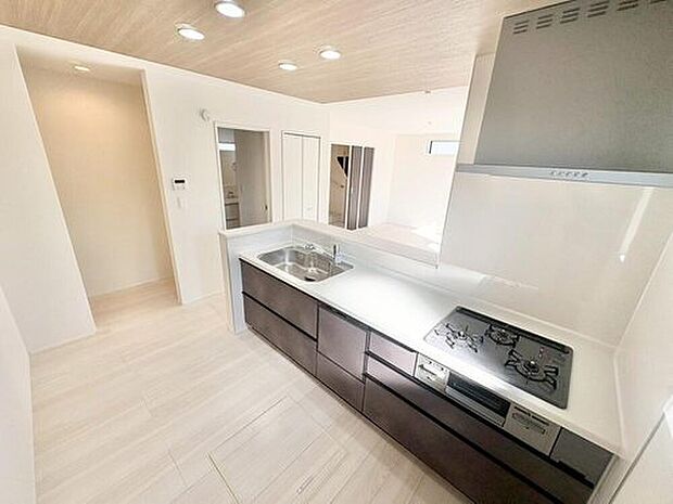 【キッチン】対面式キッチンからは、リビングにいるご家族の様子が一目で分かります。小さいお子様がいても安心です。