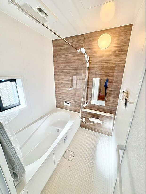 【浴室】毎日の疲れを癒す浴室は１坪タイプです。足を伸ばしてゆっくりとくつろげます。窓があるので、湿気もこもらないのも、うれしいですね♪