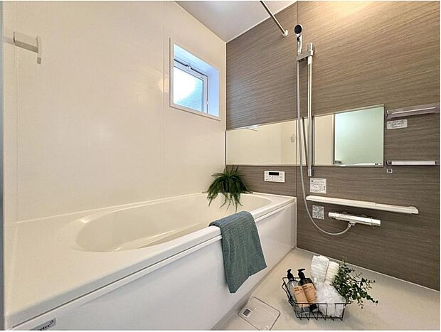 【浴室】毎日の疲れを癒す浴室は１坪タイプです。足を伸ばしてゆっくりとくつろげます。窓があるので、湿気もこもらないのも、うれしいですね♪