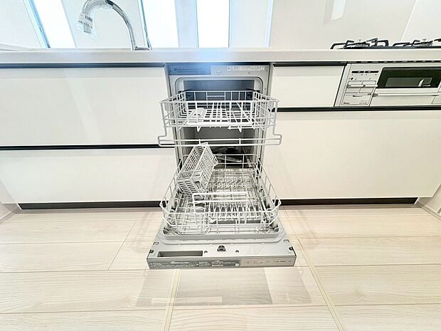 【キッチン】収納力豊富、爽やかなシステムキッチンを用意しております。さっと拭き取るだけで汚れが簡単にとれますので、キッチンスペースをいつでもすっきりとお使い頂けます。