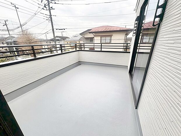 【バルコニー】バルコニーは、洗濯物や布団を干すだけでなく、暖かな陽射しや爽やかな風を存分に取り込み、お部屋に解放感をもたらします☆幅が広めのバルコニーなので家事もしやすいですね♪