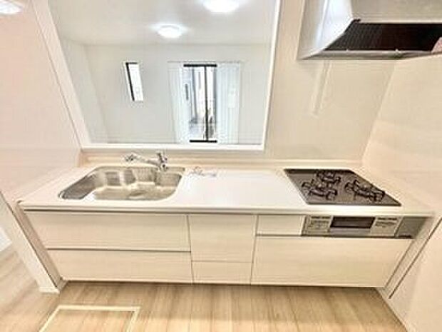 【キッチン】☆1-L号棟☆
収納力豊富、爽やかなシステムキッチンを用意しております。さっと拭き取るだけで汚れが簡単にとれますので、キッチンスペースをいつでもすっきりとお使い頂けます。