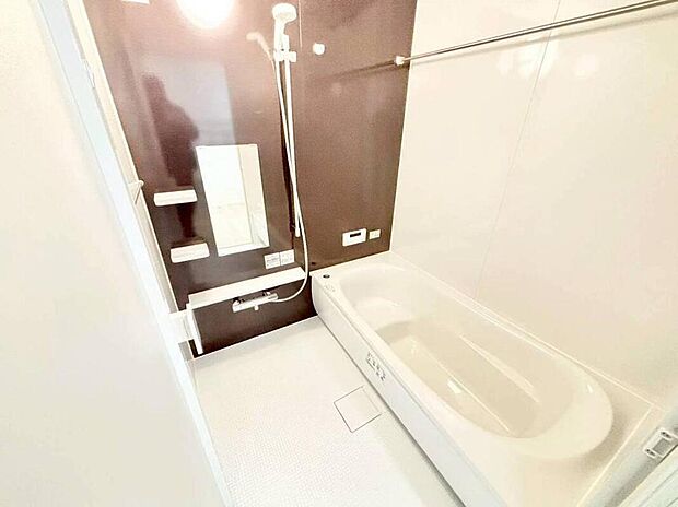 【浴室】毎日の疲れを癒す浴室は1坪タイプです。足を伸ばしてゆっくりとくつろげます。窓があるので、湿気もこもらないのも、うれしいですね♪