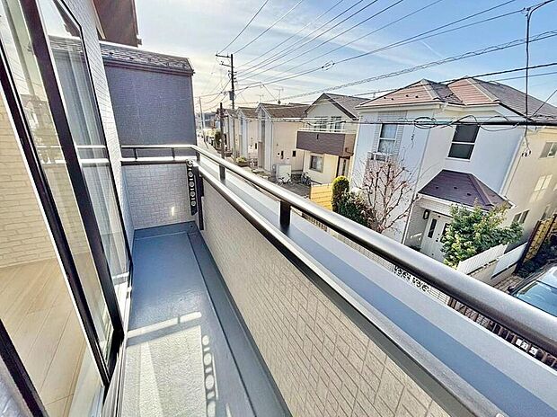 【バルコニー】バルコニーは、洗濯物や布団を干すだけでなく、暖かな陽射しや爽やかな風を存分に取り込み、お部屋に解放感をもたらします☆幅が広めのバルコニーなので家事もしやすいですね♪