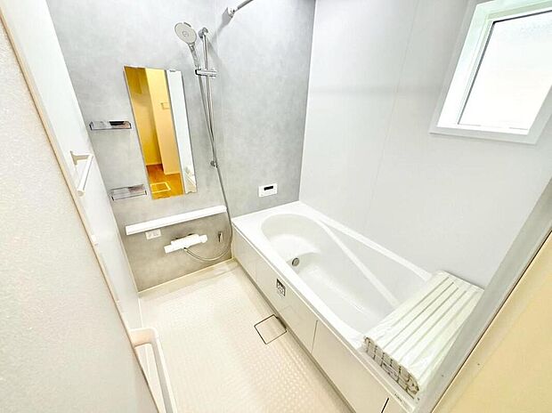 【浴室】毎日の疲れを癒す浴室は１坪タイプです。足を伸ばしてゆっくりとくつろげます。窓があるので、湿気もこもらないのも、うれしいですね♪