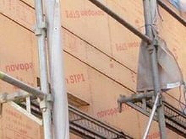 【地震や台風などの水平力に耐える「耐力壁」】構造用面材には国土交通大臣認定パーチクルボード9ｍｍ厚（大臣認定仕様 FRM-0177）を使用。　一般的には2.5倍の壁倍率も、2.9倍に設定しています。