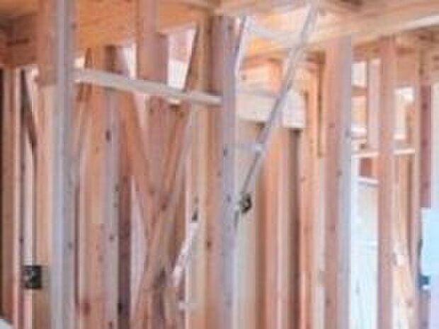 【横からの力に耐える「筋交い」】柱と柱の対角線に取り付けられるもので、片方向の片筋交い、両方向のたすき筋交いがある。　在来工法では、必要箇所に筋交い耐力壁を配置し補強します。