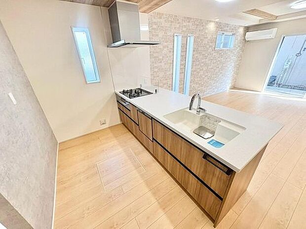 【キッチン】収納力豊富、爽やかなシステムキッチンを用意しております。さっと拭き取るだけで汚れが簡単にとれますので、キッチンスペースをいつでもすっきりとお使い頂けます。