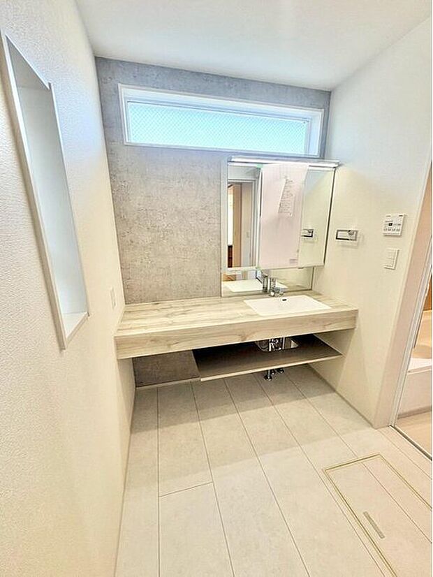 【サニタリールーム】白を基調とした爽やかなサニタリースペース。清潔感のある快適空間です。毎日の身支度も気持ち良くお使い頂けます。