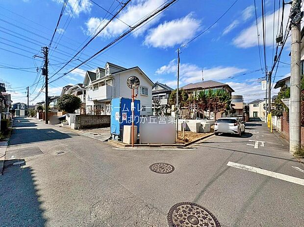 【前面道路含む現地写真】子育て環境にはピッタリな落ち着いた雰囲気の住宅地♪戸建ては建物が独立しているため、マンションのように上下階や隣からの騒音を気にせずに過ごせるのもポイントですね♪