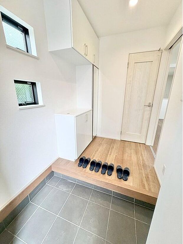 【玄関】訪れる人を優しく迎える、スタイリッシュな玄関。玄関ポーチには屋根がついているので雨なども玄関前で濡れずにお出かけ準備ができます。