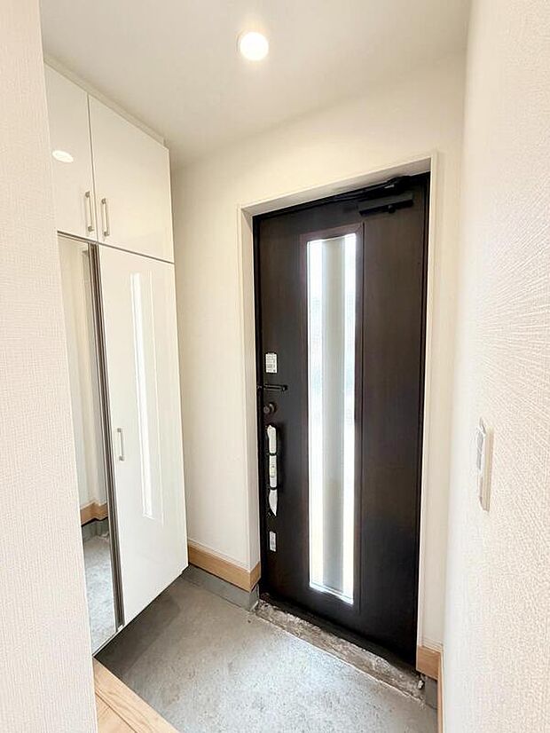 【玄関】ガラススリットの入った玄関ドアは室内に光を届けてくれる大事な存在です。ウッドテイストの玄関ドアがお洒落♪玄関ポーチには屋根がついているので雨などでも玄関前で濡れずに準備ができます♪