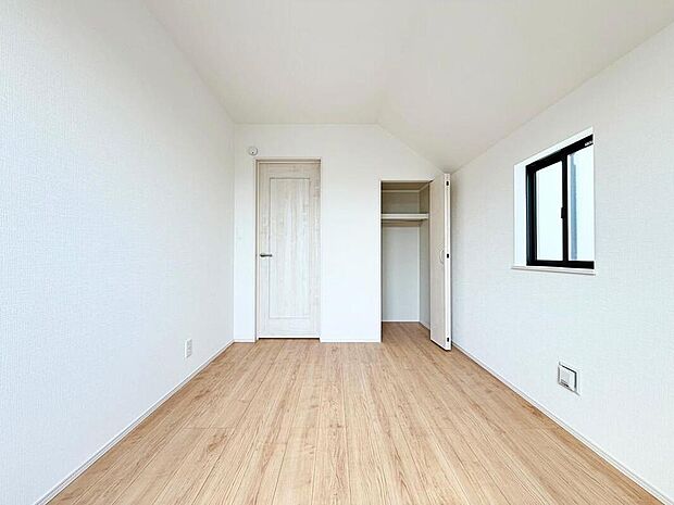 【リビング以外の居室】日当りの良さは写真でも充分に伝わるかと思いますが、開放感のある周囲にめぐまれたおかげで、風通しもとても良くなっております。