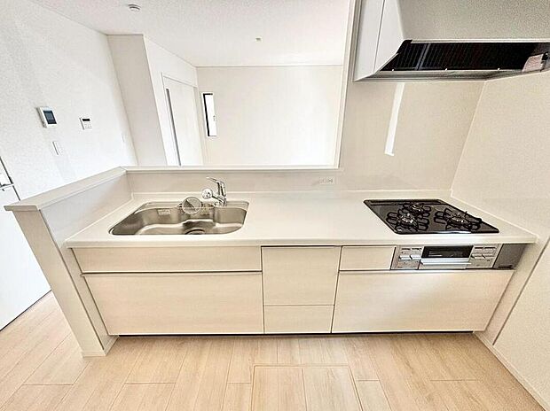 【キッチン】☆2号棟☆
収納力豊富、爽やかなシステムキッチンを用意しております。さっと拭き取るだけで汚れが簡単にとれますので、キッチンスペースをいつでもすっきりとお使い頂けます。