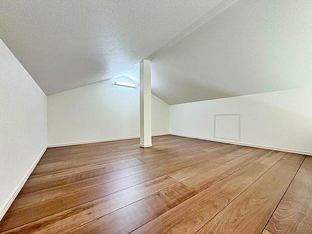 【リビング以外の居室】生活スタイルに合わせて自由に使えるロフト♪増えがちな季節の衣類や本、趣味の道具などもすっきりと片付きます。