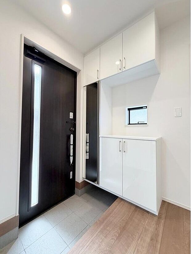 【玄関】訪れる人を優しく迎える、スタイリッシュな玄関。ご家族が増えると靴の数も増えますね。玄関にはたっぷり収納の下駄箱を完備しております！