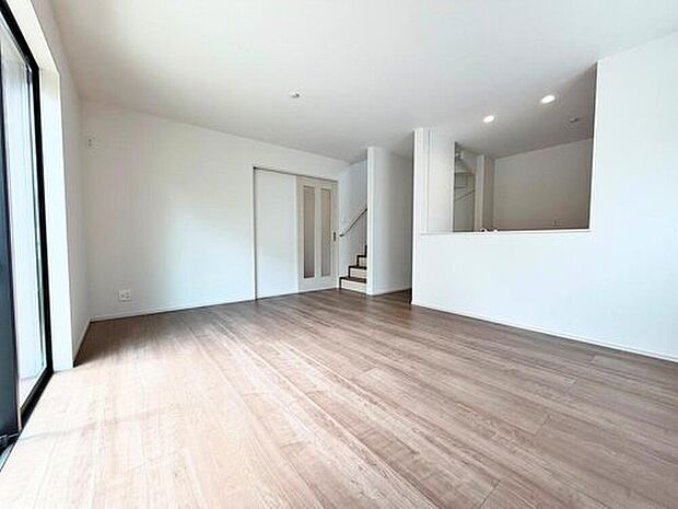 【リビング】ゆとりある空間で開放感があるリビングです♪採光にも優れていて過ごしていて気持ちのいいリビングです！ゆったりとした家族のお時間を。