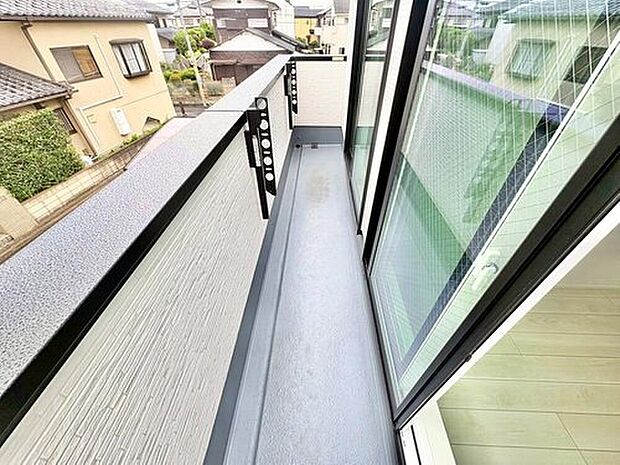 【バルコニー】バルコニーは、洗濯物や布団を干すだけでなく、暖かな陽射しや爽やかな風を存分に取り込み、お部屋に解放感をもたらします☆幅が広めのバルコニーなので家事もしやすいですね♪