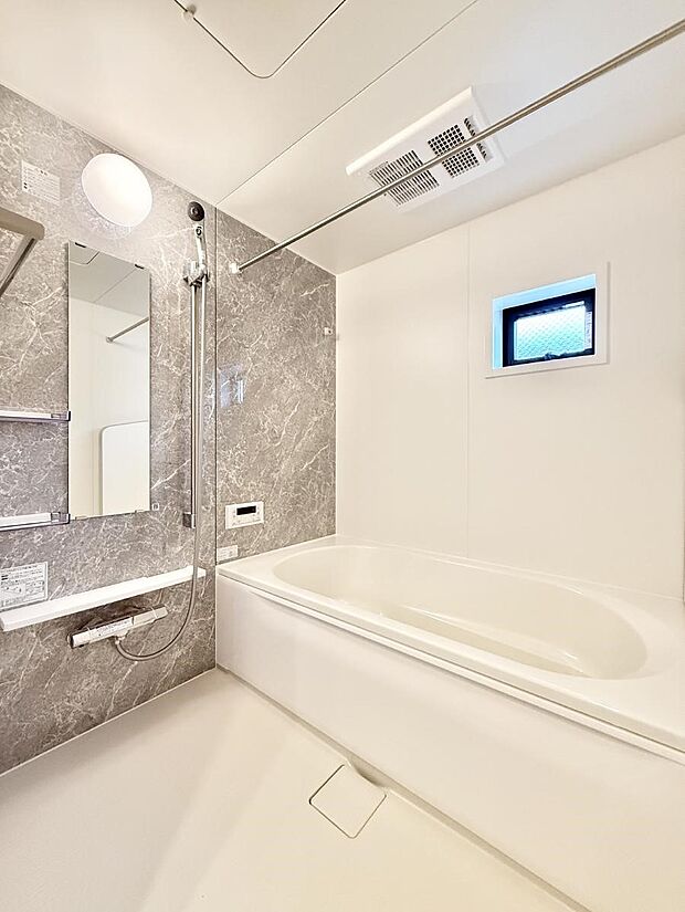 ■落ち着いた色合いの壁面、ゆっくり、ゆったり寛げるバスルーム。