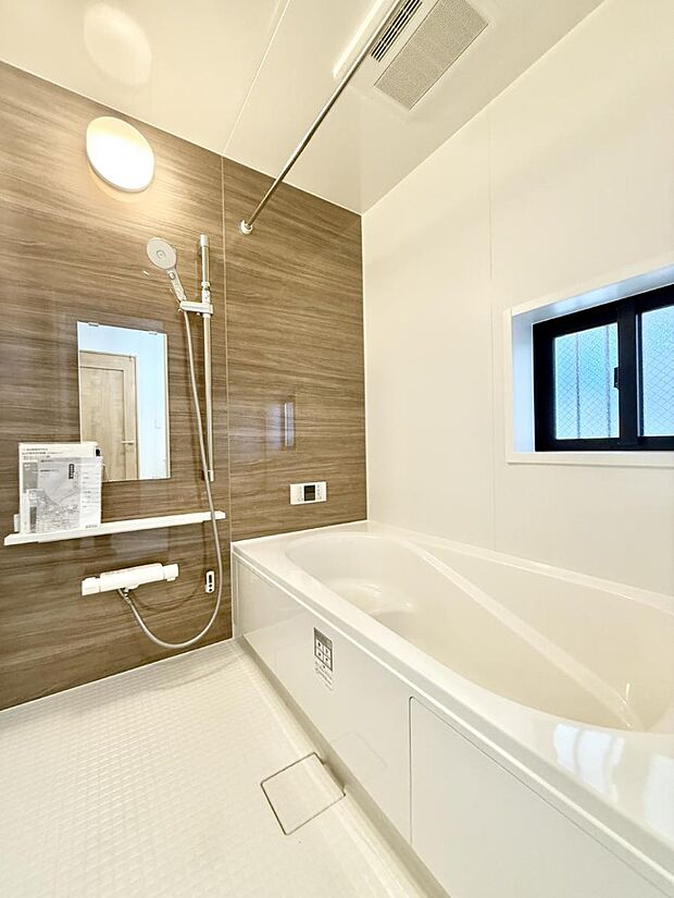 ■落ち着いた色合いの壁面、ゆっくり寛げるバスルーム