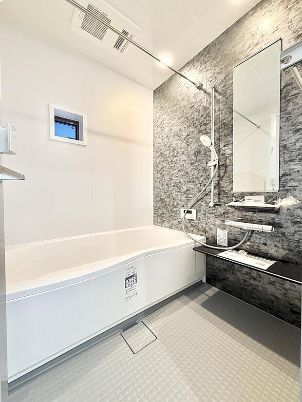 ■落ち着いた色合いの壁面、ゆっくり、ゆったり寛げるバスルーム。  