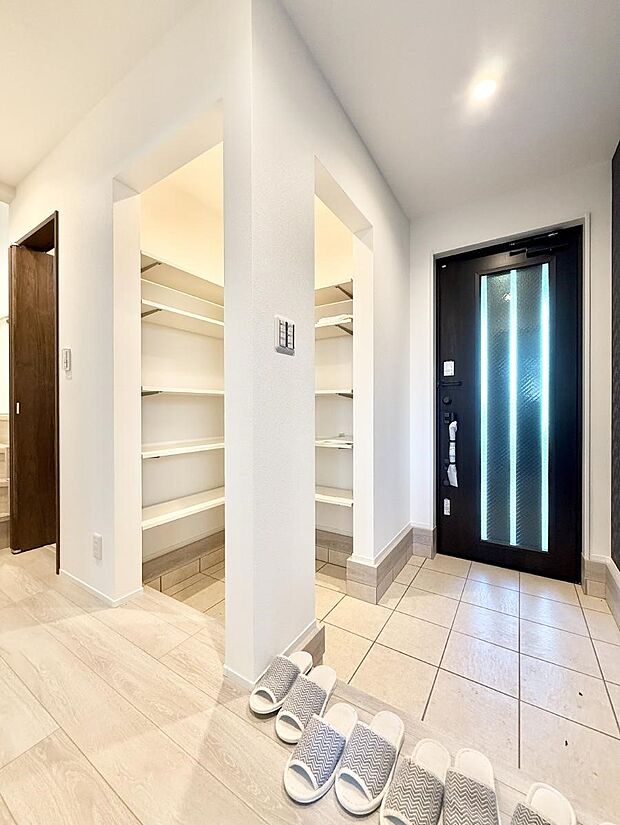 広々玄関ホールが家族をお出迎え、収納豊富なシューズクローゼット付。  