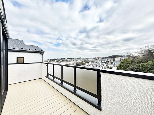 ■眺望良好の広々バルコニー