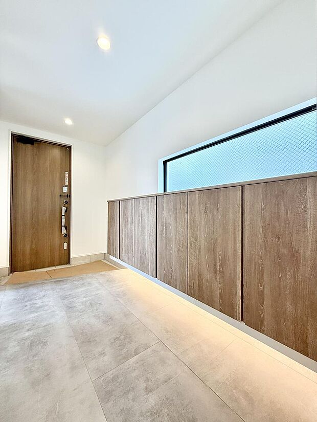 窮屈さを感じさせない広々玄関!