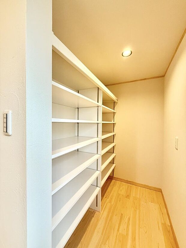 ■キッチン横には食品貯蔵にとても便利なパントリーあり