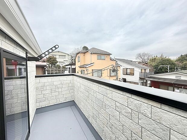 ■ 心地よい風と光を感じる、くつろぎのバルコニー