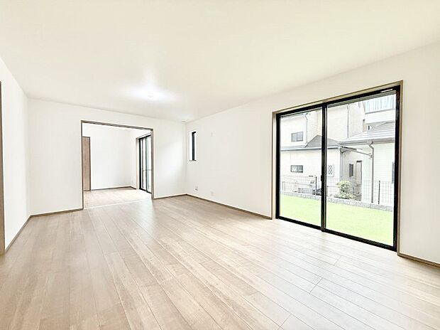 ■自然の光が差し込み、明るい空間が広がります