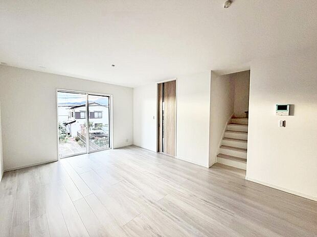 大きな窓から光が入り明るい空間でお寛ぎいただけます