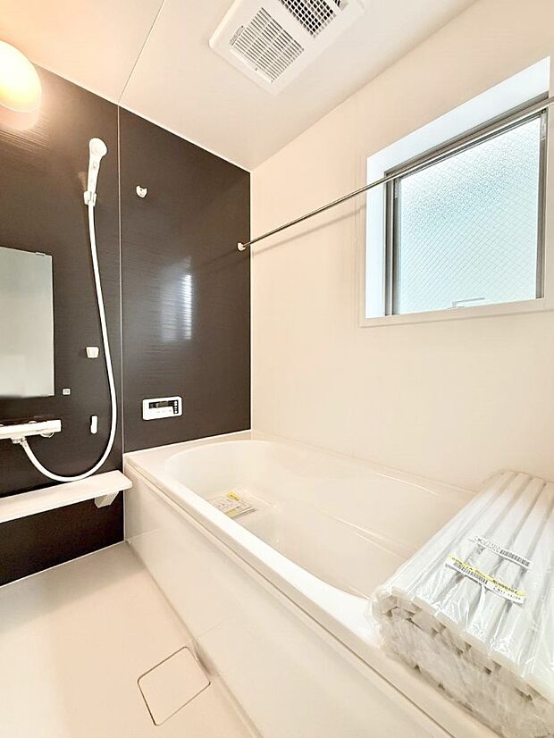 ■落ち着いた色合いの壁面、ゆっくり寛げるバスルーム