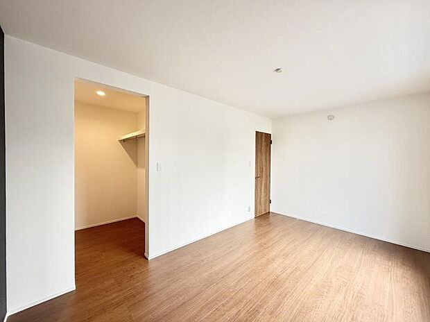 ■ウォークインクローゼット付でお部屋もすっきり片付きます!