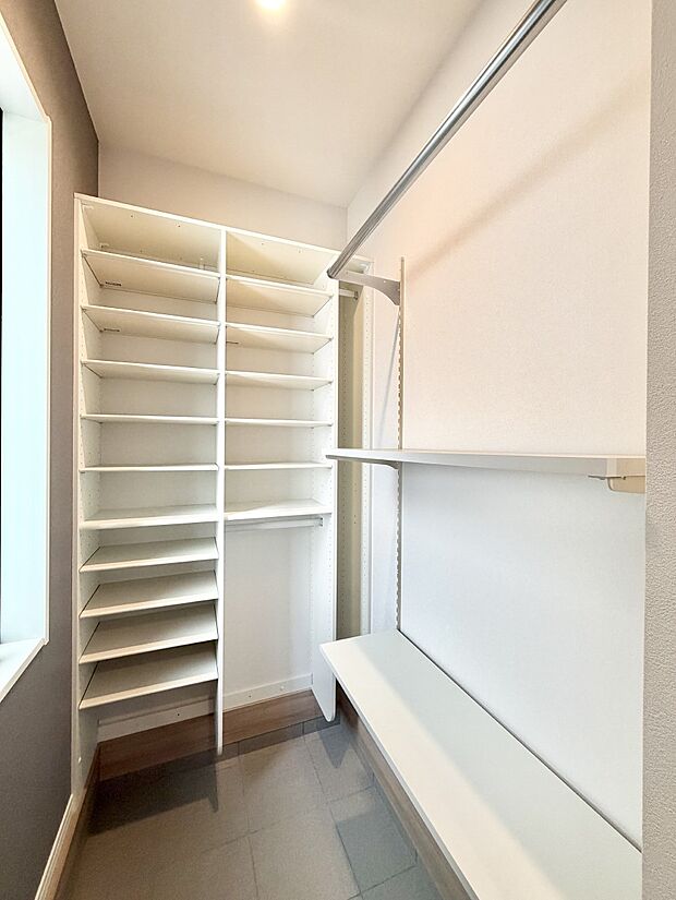 ■シューズインクローク付き！雨具や三輪車も置けます  