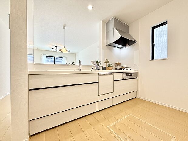 ■小窓があるので、明るさと開放感たっぷりなキッチン!