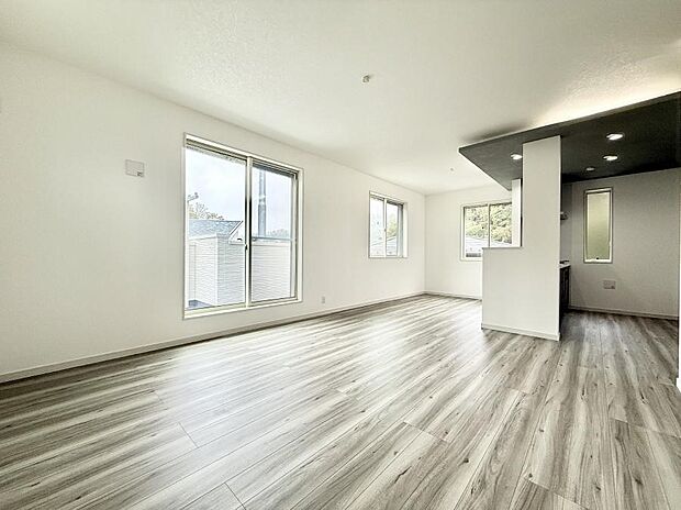 陽ざしが射し込む明るいLDKは家族でのんびり寛げます