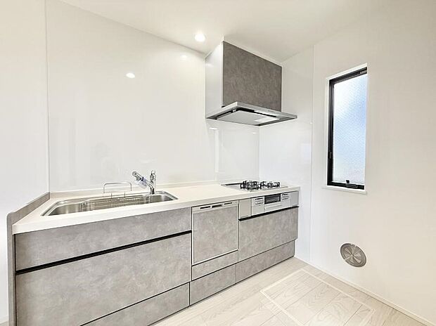 小窓があるので、明るさと開放感たっぷりなキッチン！  